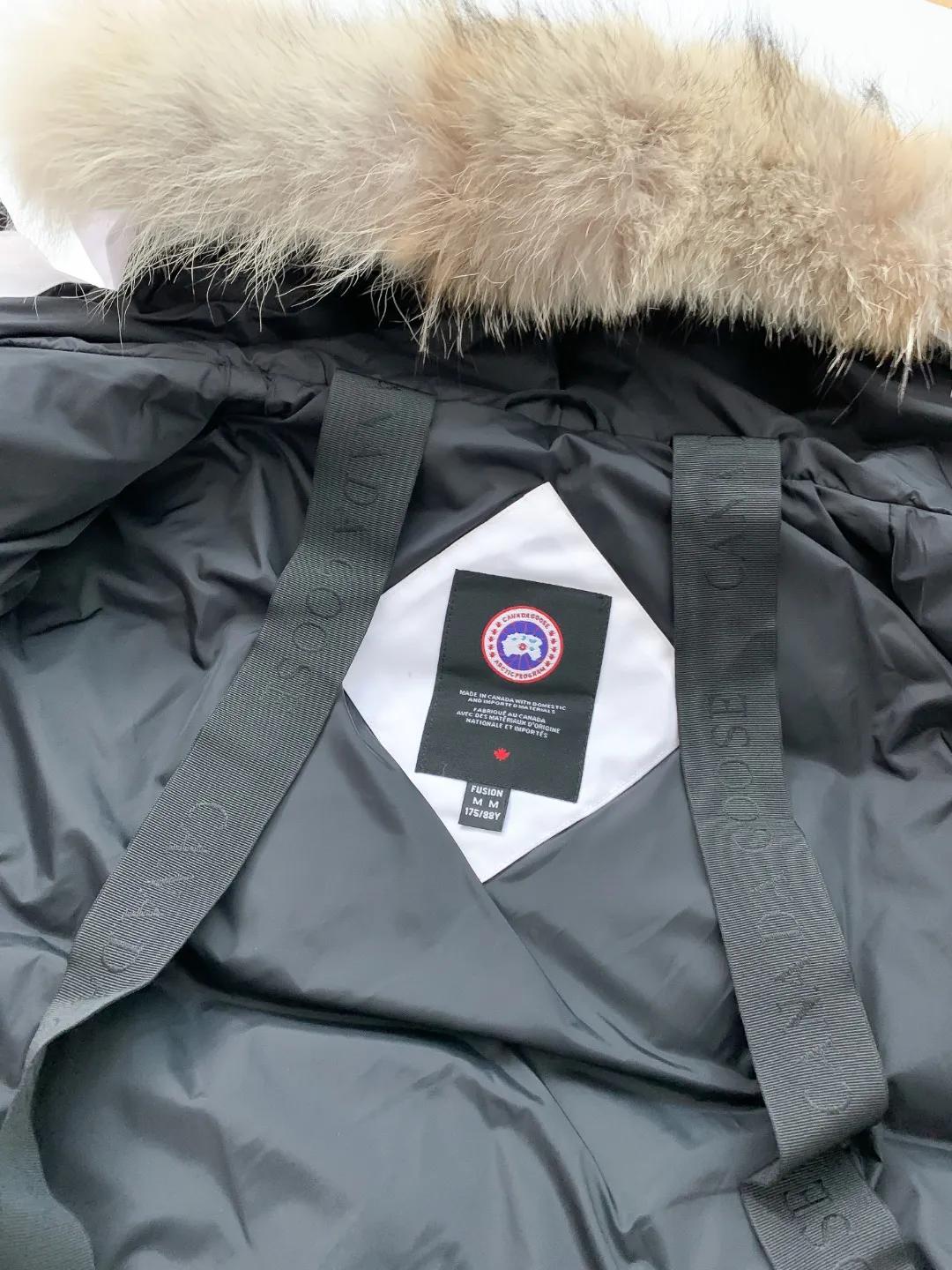 P780 Fake model pictures were taken at home. Colleagues please do not pass them off as stolen pictures! Style number: Y60-🇨🇦CANADA GOOES 24 new styles 08 styles/couple styles Factory direct supply: supplying global purchasing agents, micro-businesses, entities, Tmall, high-end stalls and studio cooperation, free shipping! Canada Goose Expedition Parka 2008 is the same style for men and women. It is mid-length and the most timeless classic. All Arctic and Antarctic scientific expedition teams choose Canada Goose as their cold-proof equipment. It is the Rolls-Royce of down jackets. ➖ Industry-leading anti-counterfeiting chip sensing. ➖ Imported Behringer embroidery machines and customized embroidery labels, the highest level and industry leading. ➖ Imported Korean 21-count polyester-cotton blended original fabric, TC85 waterproof coated fabric, water-repellent, windproof and wear-resistant. ➖ The new national standard 80 white duck down is filled with an average of 520 grams of down. The amount of down filled is industry-leading. ➖ 100% nylon lining with double double-layer sealing design to prevent velvet running, and seamless thread design on the cuffs! ➖ Western Canadian Green Wolf Collar. ➖ Yoshida YKK provides original factory-customized electroplated sliders. YKK two-way lockable zippers are tight and smooth and do not peel off paint. ➖ 3M composite Velcro is durable and the accessories and hardware are all custom-made. Note: Our copywriting is only simple and clear. Instead of bragging about the copywriting, it is better to compare and understand with samples. Only for the purest goose, the most dedicated, the most professional, the highest quality, the highest cost performance! Color: white red blue gray camouflage navy black SIZE:XS-XXL